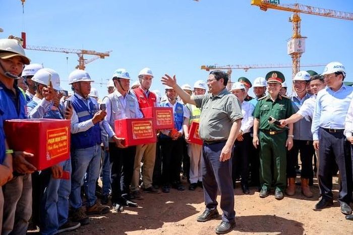 Thủ tướng tặng quà, chúc Tết công nhân thi công tại dự án