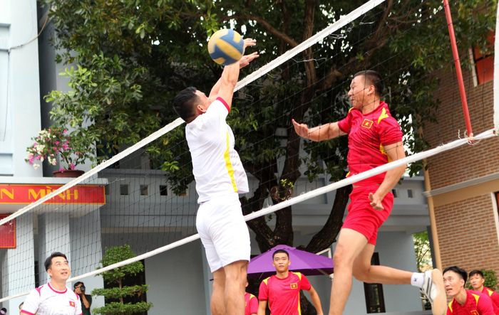 Dù ngoài đảo xa nhưng cán bộ, chiến sĩ và người dân nơi đây vẫn tổ chức nhiều hoạt động thể thao vui Xuân, đón Tết vui tươi.
