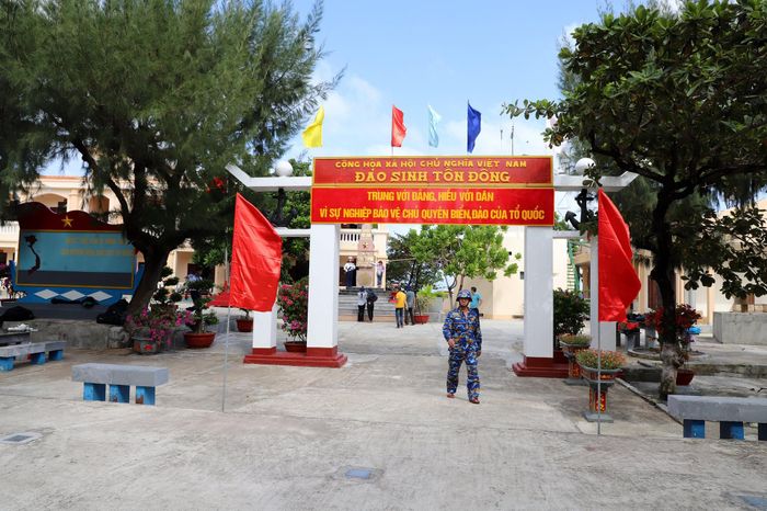 Không khí Tết tại khuôn viên đảo Sinh Tồn Đông.