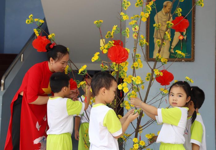 Các em nhỏ trên đảo Sinh Tồn tham gia vào các hoạt động vui Xuân.