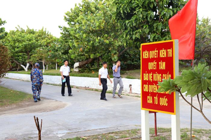 Kiên quyết, kiên trì, quyết tâm bảo vệ vững chắc chủ quyền biển đảo của Tổ quốc.