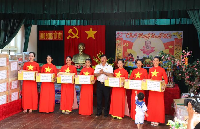 Tặng quà Tết cho nhân dân trên quần đảo Trường Sa.