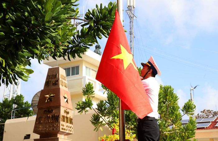 Lá cờ đỏ sao vàng tung bay phấp phới giữa biển đảo Tổ quốc mang lại cảm xúc thiêng liêng, đầy tự hào...