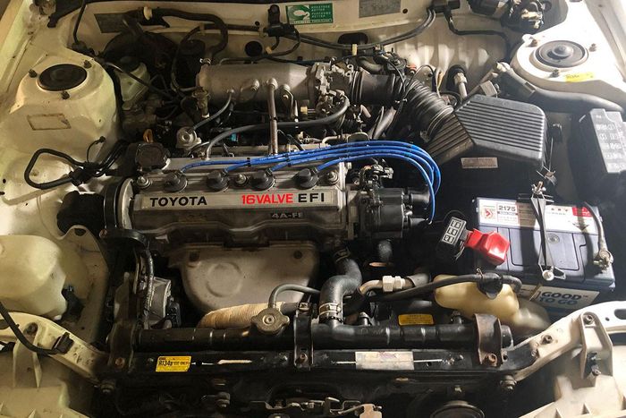 Một động cơ phun xăng điện tử EFI lắp trên xe Toyota.