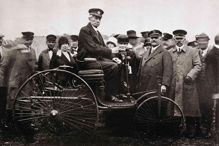 Karl Benz phát minh ra chiếc xe ô tô chạy bằng xăng đầu tiên sử dụng động cơ Otto.