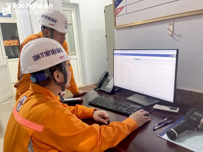  Các kỹ sư nhập số liệu lên hệ thống điều khiển. Ảnh: Nguyễn Đạo 