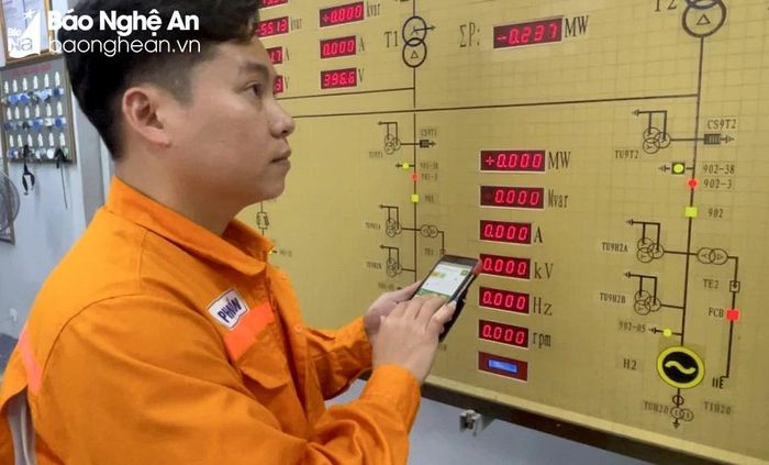  Kỹ sư Phạm Văn Dần nhập các số liệu vào hệ thống. Ảnh: Tiến Đông 