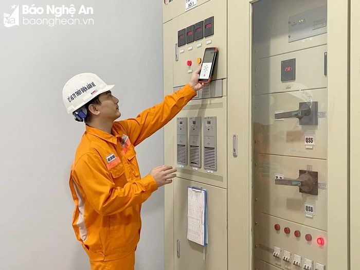  Đăng nhập hệ thống bằng thiết bị chuyên dùng. Ảnh: Tiến Đông 