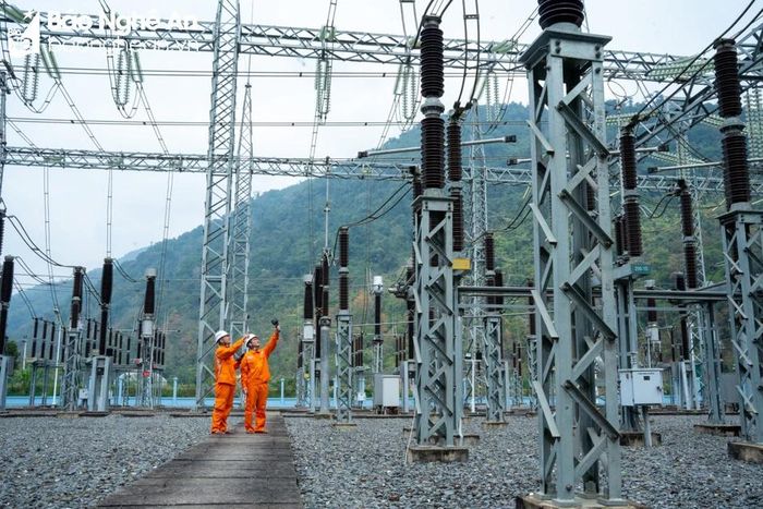  Giám sát nhiệt độ bằng thiết bị chuyên dụng tại trạm điện ngay trong sáng mồng 1 Tết Giáp Thìn. Ảnh: Nguyễn Đạo 