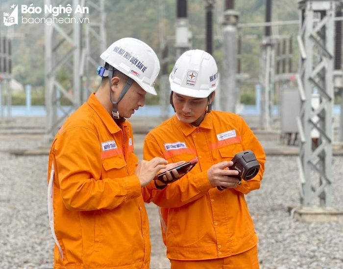  Nhập các chỉ số về nhiệt độ trạm biến áp lên hệ thống. Ảnh: Tiến Đông 