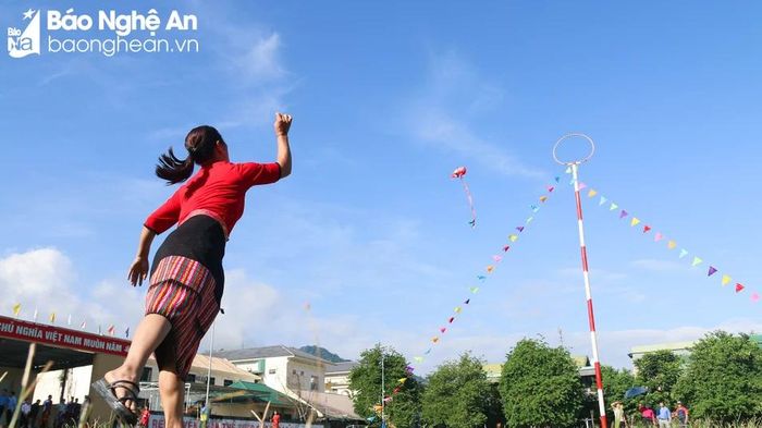 Trò chơi dân gian không đơn thuần là những trò tiêu khiển mà còn chứa đựng những nét đẹp văn hóa, mang giá trị truyền thống dân tộc. Ảnh: Đình Tuân 