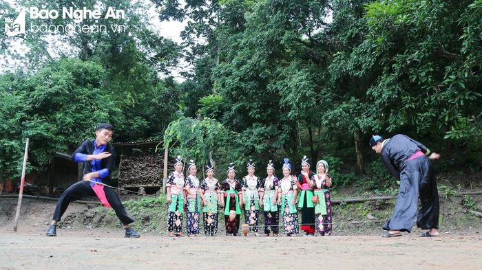  Chọi trâu, chọi gà, chọi gụ cũng là những trò chơi thường được đồng bào dân tộc Mông tổ chức trong những ngày Tết. Đây là những trò chơi mang tính giải trí cao, thu hút được đông đảo người dân tham gia. Ảnh: Đình Tuân 