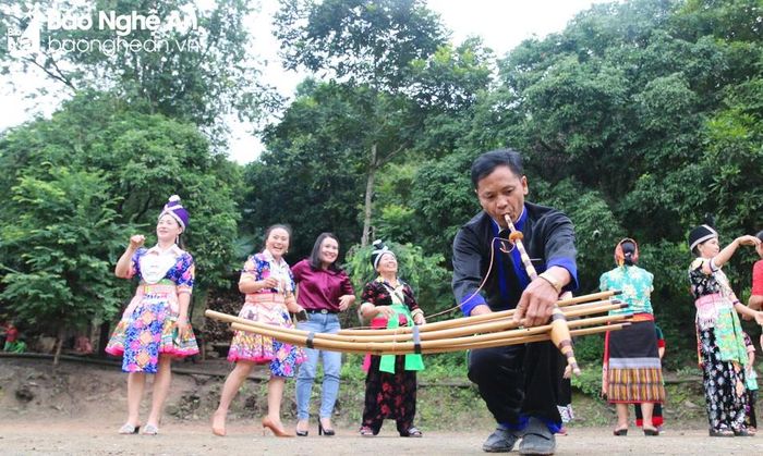 Những thú chơi tao nhã ngày Tết của đồng bào dân tộc thiểu số vùng cao Nghệ An được gìn giữ và lưu truyền. Đây không chỉ là nét truyền thống, mà còn là hơi thở mùa Xuân, là những điều tốt đẹp trong văn hóa đón tết cổ truyền của dân tộc. Ảnh: Đình Tuân 