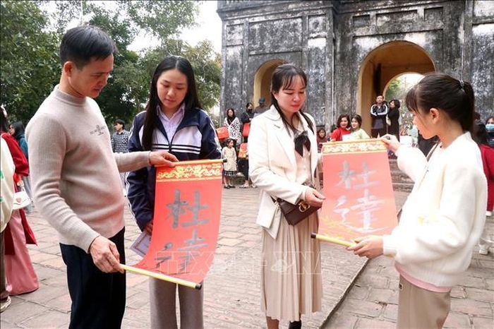 Gia đình anh Trần Văn Hưng, ở thành phố Bắc Ninh đến Văn Miếu Xích Đằng xin chữ đầu năm.