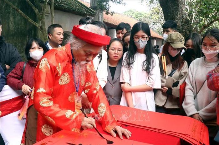 Đông đảo người dân và học sinh Hưng Yên xin chữ ông Đồ dịp đầu năm mới.