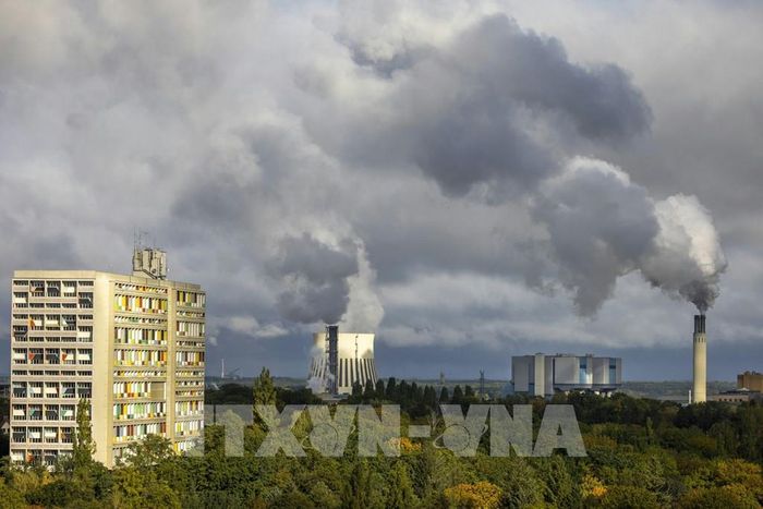 Khói thải bốc lên từ một nhà máy ở Berlin, Đức. Ảnh: AFP/TTXVN