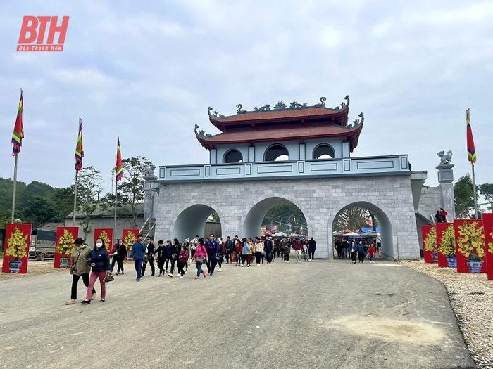 Di tích lịch sử và thắng cảnh Phủ Na không chỉ thu hút người dân trên địa bàn tỉnh mà còn đón lượng lớn du khách từ khắp các địa phương trong cả nước đến chiêm bái.
