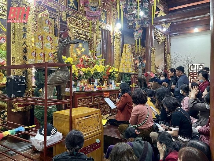 Để đảm bảo công tác phòng cháy chữa cháy, ở tất cả các khu vực tại di tích người dân chỉ được dâng hương phía bên ngoài, khu vực thờ tự bên trong chỉ phục vụ việc hành lễ.