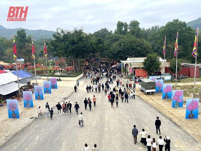 Lối dẫn vào di tích rộng rãi, khang trang, sạch đẹp. Đặc biệt, các quầy hàng dịch vụ được bố trí khu vực riêng, tránh tình trạng lộn xộn, gây mất trật tự chốn linh thiêng, tạo thuận lợi cho Nhân dân và du khách tham quan.