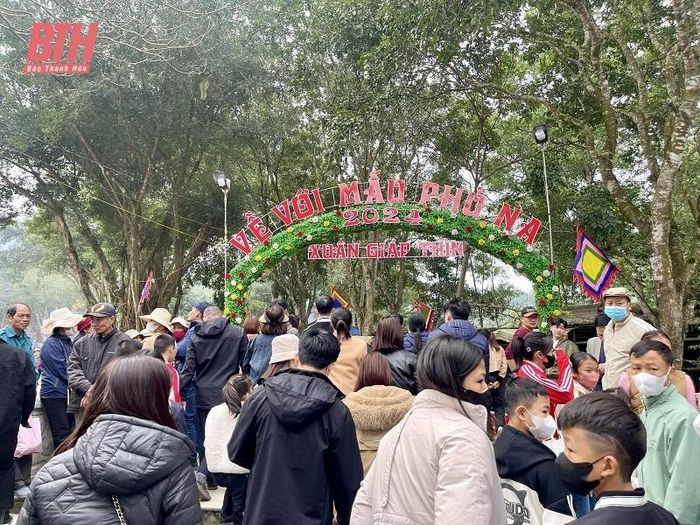 Ghi nhận vào ngày mùng 4 Tết Giáp Thìn, hàng nghìn người dân và du khách nô nức trở về Phủ Na dâng hương, vãn cảnh.