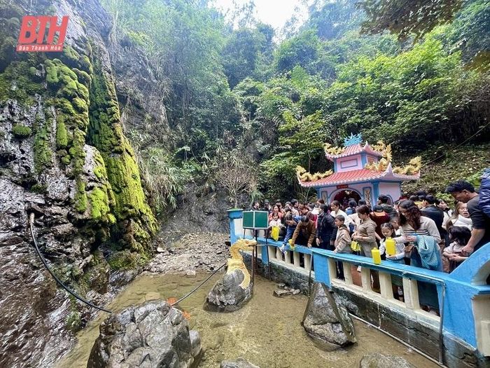 Mặc dù lượng khách rất đông, song điều đáng ghi nhận tại khu vực xin “nước thánh” vệ sinh được giữ gìn sạch đẹp. Đặc biệt tình trạng người dân thả tiền lẻ xuống khu vực này năm nay đã được chấm dứt.