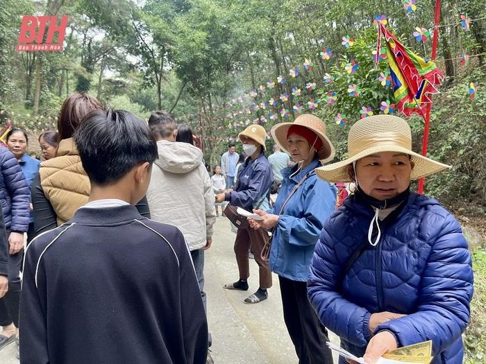 Tuy nhiên, tình trạng chèo kéo người dân rút quẻ, ăn xin, bán hàng rong... trong khu vực di tích vẫn còn diễn ra ở một số thời điểm. Đề nghị Ban Quản lý Di tích, chính quyền địa phương và các lực lượng chức năng cần quan tâm, có biện pháp xử lý, đảm bảo an ninh trật tự, an toàn và văn minh điểm đến.