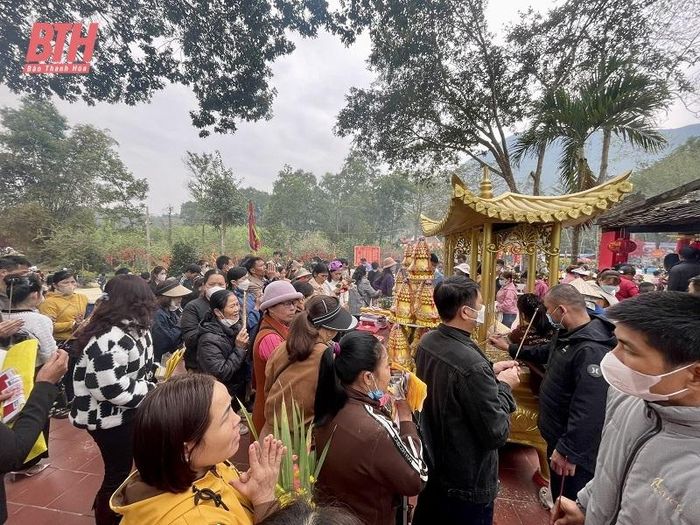 Người dân dâng hương khu vực Đền Mẫu.
