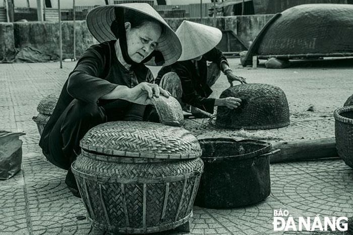 Phụ nữ Tân Thái đi bán mắm.