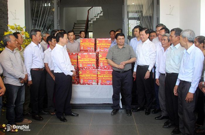 Thủ tướng Chính phủ Phạm Minh Chính tặng quà tết cho người dân tại khu tái định cư Lộc An - Bình Sơn (H.Long Thành). (Ảnh: Hải Quân)