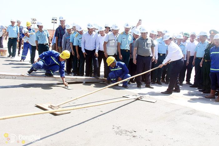Phó thủ tướng Chính phủ Trần Hồng Hà cùng thi công động viên công nhân tại công trường sân bay Long Thành. (Ảnh: Hải Quân)