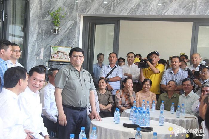 Thủ tướng Chính phủ lắng nghe, ghi nhận những chia sẻ, kiến nghị của người dân tại khu tái định cư Lộc An - Bình Sơn (H.Long Thành). (Ảnh: Hải Quân)