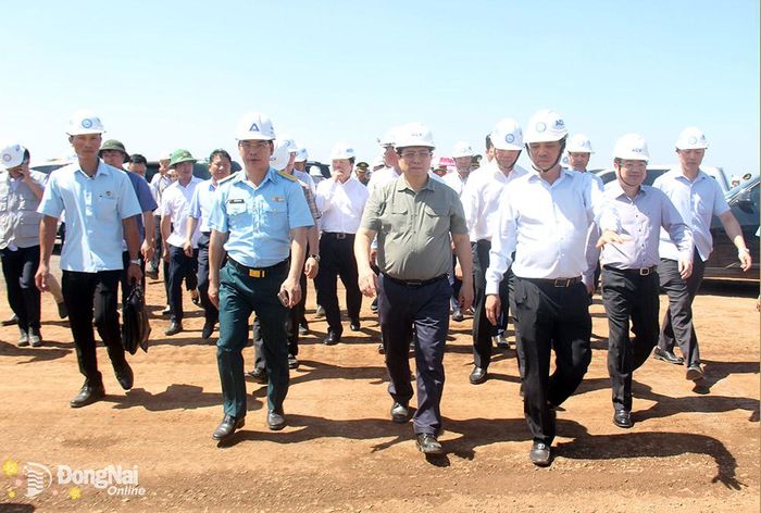 Thủ tướng Chính phủ Phạm Minh Chính thị sát công trường thi công các hạng mục thuộc dự án Cảng hàng không quốc tế Long Thành. (Ảnh: Hải Quân)