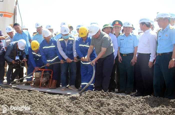 Thủ tướng Chính phủ Phạm Minh Chính cùng các công nhân quá trình đổ bê tông tại dự án sân bay Long Thành. (Ảnh: Hải Quân)