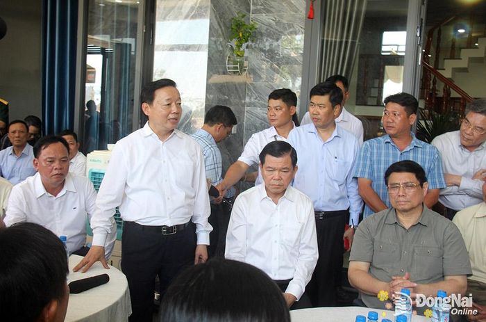 Phó thủ tướng Chính phủ Trần Hồng Hà giải đáp một số kiến nghị của người dân ở khu tái định cư Lộc An - Bình Sơn đối với vấn đề chi phí hạ tầng tái định cư, hỗ trợ việc làm cho người dân tái định cư dự án sân bay Long Thành. (Ảnh: Hải Quân)