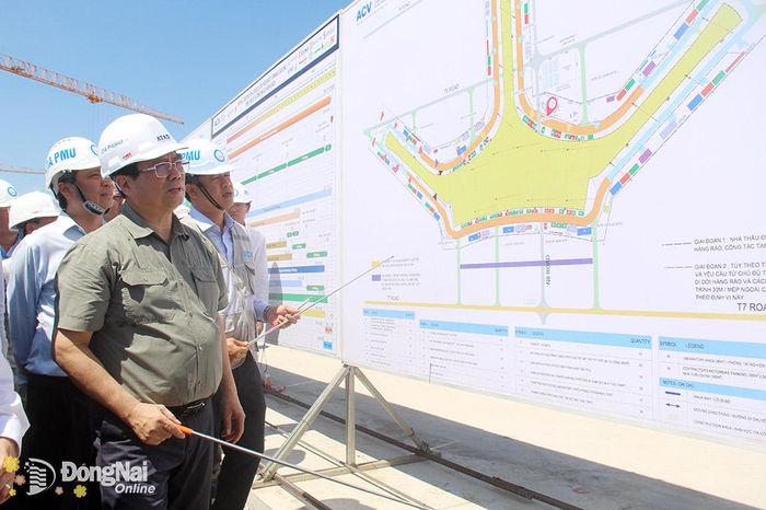 Thủ tướng lắng nghe đơn vị chủ đầu tư báo cáo tiến độ triển khai các hạng mục dự án sân bay Long Thành. (Ảnh: Hải Quân)