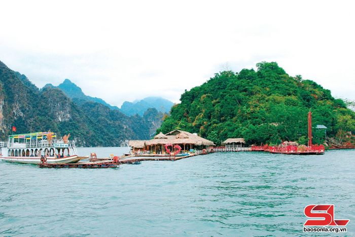 Đảo Trái tim trên lòng hồ thủy điện Sơn La tại huyện Quỳnh Nhai.