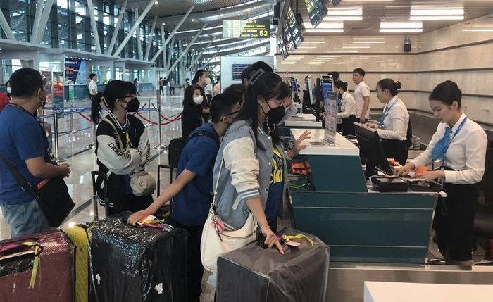 Hành khách làm thủ tục để lên máy bay tại Cảng HKQT Phú Bài 