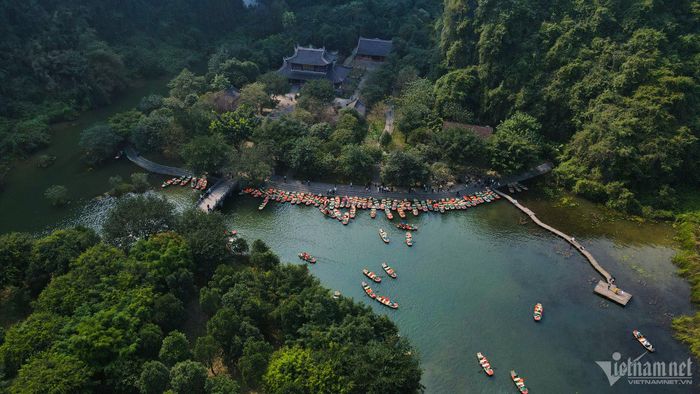 Ngày mùng 3 Tết, Khu du lịch sinh thái Tràng An (Ninh Bình) đón lượng lớn du khách trong và ngoài tỉnh tới du xuân vãn cảnh đầu năm.