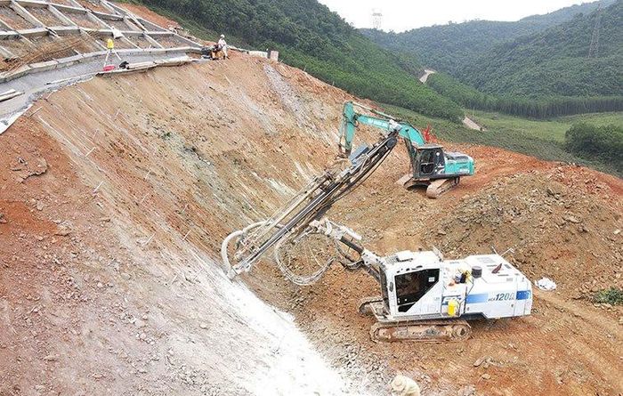 Thi công dự án đường cao tốc Bắc - Nam đoạn Vũng Áng - Bùng. Ảnh: Văn Đức