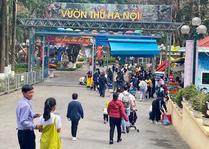 Trong khi đó, Vườn thú Hà Nội tiếp tục thu hút nhiều khách tới vui chơi.