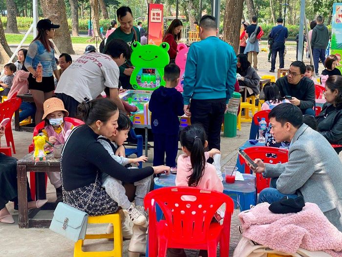 Các điểm vui chơi dành cho khách nhí luôn kín chỗ.