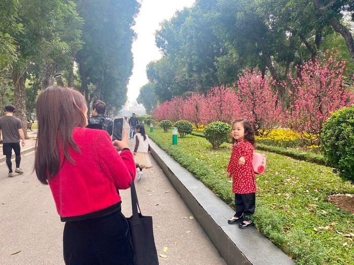 Là địa điểm lý tưởng người dân tới hít thở bầu không khí trong lành, lưu lại những khoảnh khắc đẹp của mùa xuân.