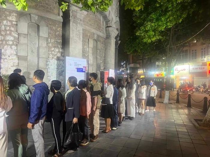 Xếp hàng chờ khám phá tháp nước Hàng Đậu