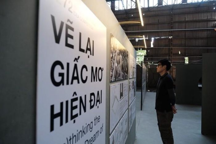 Khách quốc tế ngắm triển lãm “Kiến trúc, nhà máy, vẽ (lại) giấc mơ hiện đại”