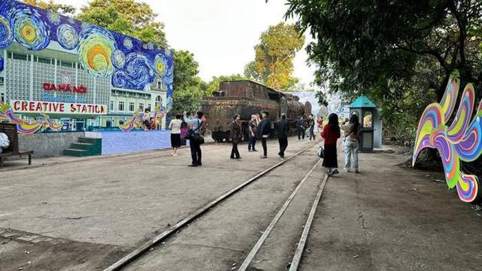 Trưng bày chiếc đầu máy xe lửa hơi nước từ thời chống Mỹ tại lễ hội