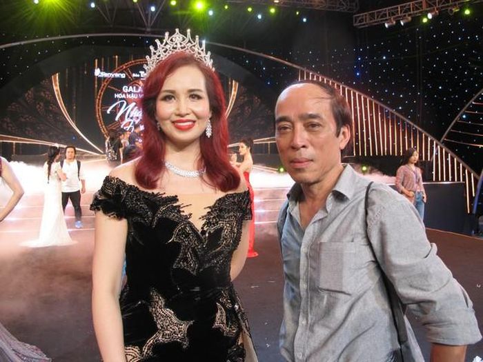 Nhà báo Lê Quang Vinh và Hoa hậu Nguyễn Thị Diệu Hoa tại Gala 30 năm Hoa hậu Việt Nam, được tổ chức tại khu du lịch Tuần Châu (Quảng Ninh) năm 2018