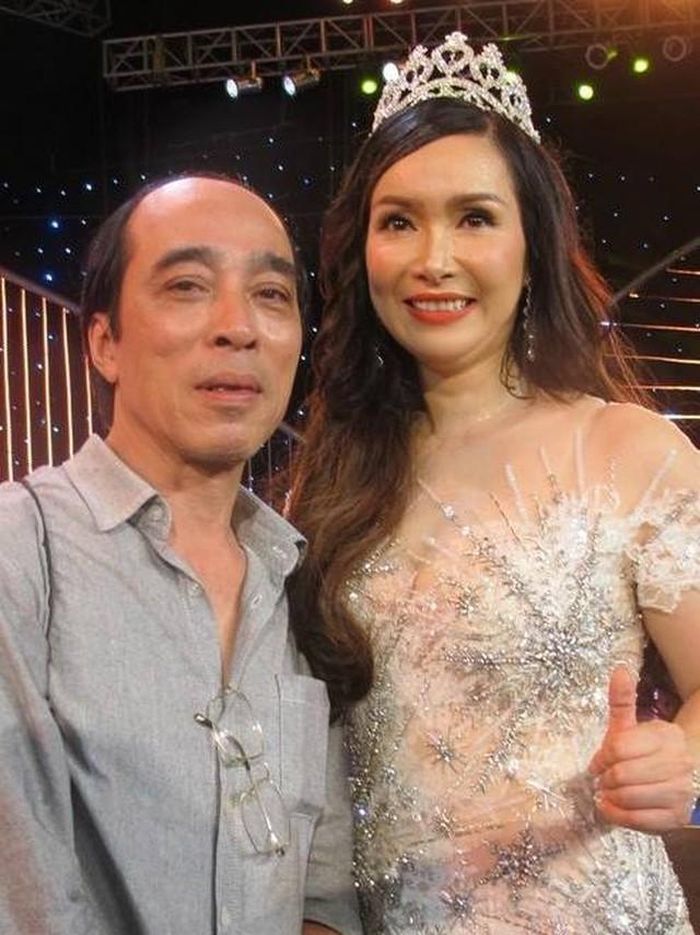 Nhà báo Lê Quang Vinh và Hoa hậu Bùi Bích Phương tại Gala 30 năm Hoa hậu Việt Nam, được tổ chức tại khu du lịch Tuần Châu (Quảng Ninh) năm 2018