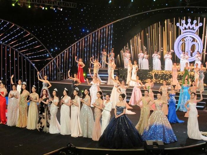 Màn chào khán giả tại Gala 30 năm Hoa hậu Việt Nam của các hoa hậu, người đẹp từng tham gia các cuộc thi hoa hậu do Báo Tiền Phong tổ chức