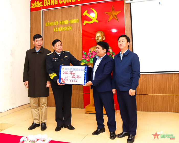 Chuẩn Đô đốc Vũ Văn Nam, Tư lệnh Vùng 1 Hải quân trao quà Tết tặng Đảng bộ, chính quyền, nhân dân xã Bản Sen trên đảo Trà Bản.