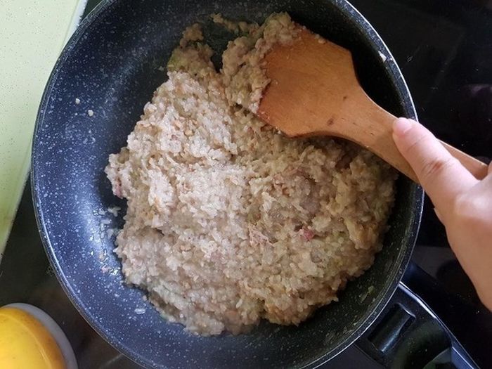 "Mấy đòn bánh tét của mẹ chết với tui!", "Thôi thôi 2 chục cái bánh chưng trong nhà tới công chuyện với mình luôn." hay "Tối nấu thử nồi cháo bánh chưng mới được"... là những bình luận dân mạng để lại dưới clip hướng dẫn nấu cháo bánh chưng.